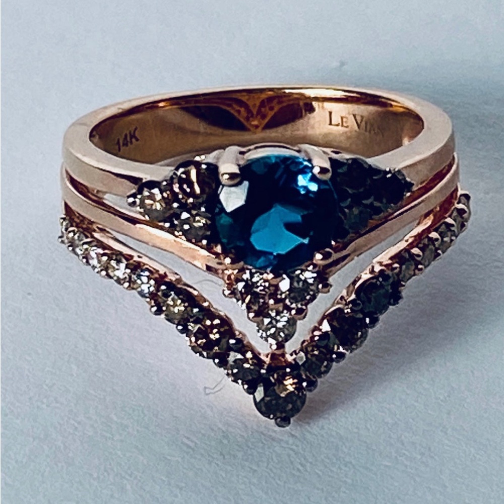 Beautiful LeVian blue topaz ring bought from Kay
Size 7
5.1 grams